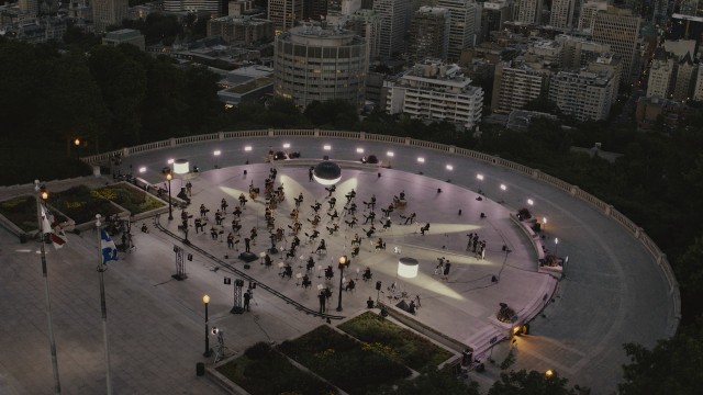 L’Orchestre Métropolitain jouant la « Pastorale » de Beethoven sur le Mont Royal, à Montréal.